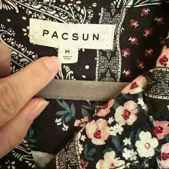 PacSun Floral Paisley Button Down Men’s Size Large - Picture 3 of 5